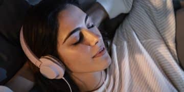 mulher-usando-fones-de-ouvido-para-musica-em-casa-na-cama